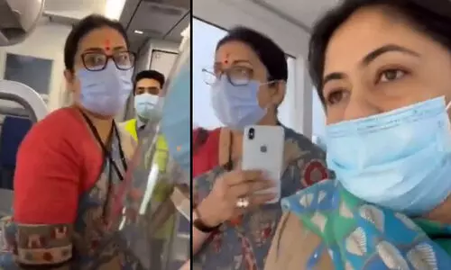 പാചകവാതക വിലവർധന: വിമാനയാത്രക്കിടെ സ്മൃതി ഇറാനിയെ നേരിട്ട് മഹിളാ കോൺഗ്രസ് നേതാവ് പാചകവാതക വിലവർധന: വിമാനയാത്രക്കിടെ സ്മൃതി ഇറാനിയെ നേരിട്ട് മഹിളാ കോൺഗ്രസ് നേതാവ്