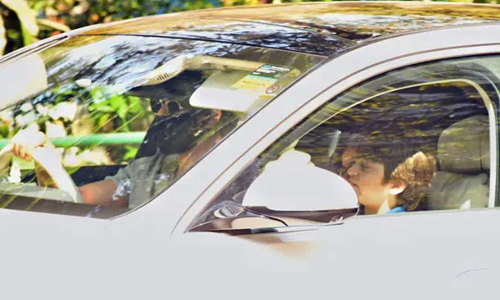 സുഹാനയും അബ്രാമുമായി കാറിൽ ഷാരൂഖ് ഖാൻ; വൈറലായി ചിത്രങ്ങൾ