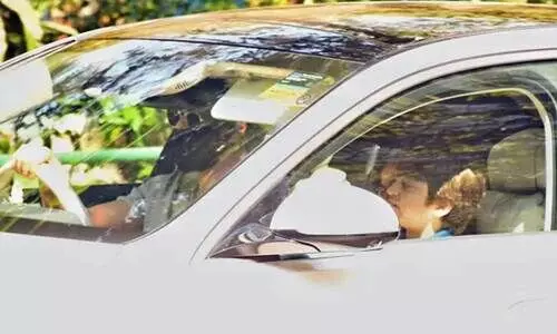 സുഹാനയും അബ്രാമുമായി കാറിൽ ഷാരൂഖ് ഖാൻ; വൈറലായി ചിത്രങ്ങൾ