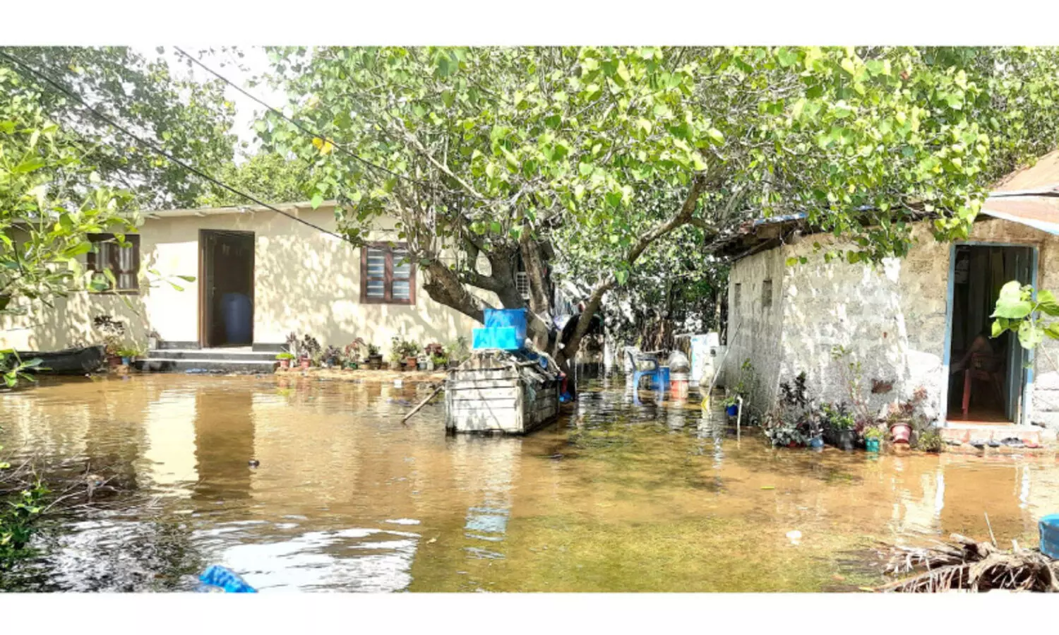 പരവൂർ കായലിൽ ജലനിരപ്പ് ഉയർന്ന് വീടുകളിൽ വെള്ളം കയറി