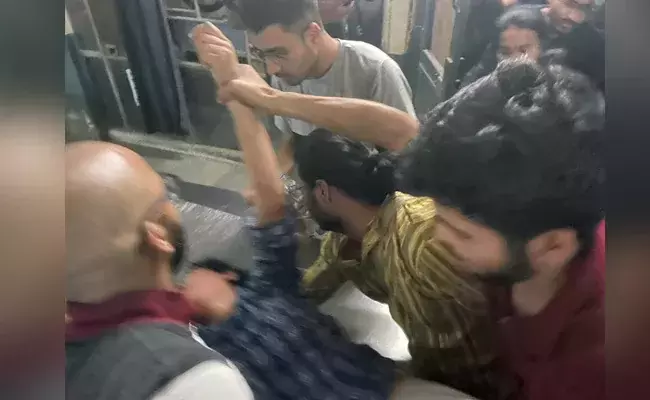 ജെ.എൻ.യുവിൽ കോഴിയിറച്ചി തടഞ്ഞ്​ അഴിഞ്ഞാടി എ.ബി.വി.പി പ്രവർത്തകർ