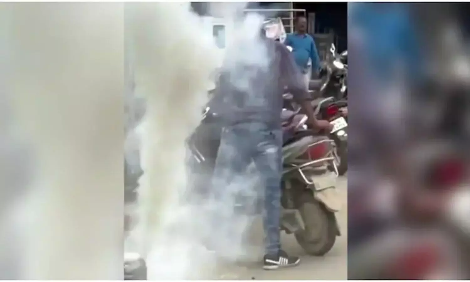 നിർത്തിയിട്ട ഇലക്ട്രിക് സ്കൂട്ടറിൽനിന്ന് കനത്ത പുക; മൂന്നാഴ്ചയ്ക്കിടെ നാലാമത്തെ സംഭവം