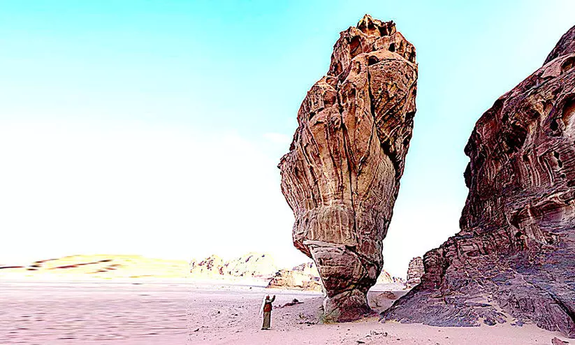 മരുഭൂമിയുടെ നാഴികക്കല്ലായി ഉമ്മു സർഹിജ് മരുഭൂമിയുടെ നാഴികക്കല്ലായി ഉമ്മു സർഹിജ്