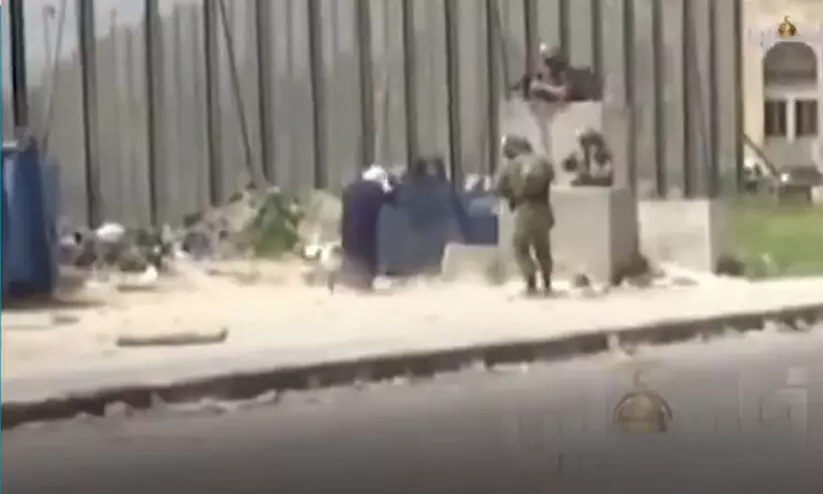 നെഞ്ചുപൊട്ടും ഇതു കണ്ടാൽ; പൊതു നിരത്തിൽ ഫലസ്തീൻ വനിതയെ ഇസ്രായേലി സൈന്യം വെടിവെച്ചുകൊല്ലുന്ന വിഡിയോ പുറത്ത് നെഞ്ചുപൊട്ടും ഇതു കണ്ടാൽ; പൊതു നിരത്തിൽ ഫലസ്തീൻ വനിതയെ ഇസ്രായേലി സൈന്യം വെടിവെച്ചുകൊല്ലുന്ന വിഡിയോ പുറത്ത്