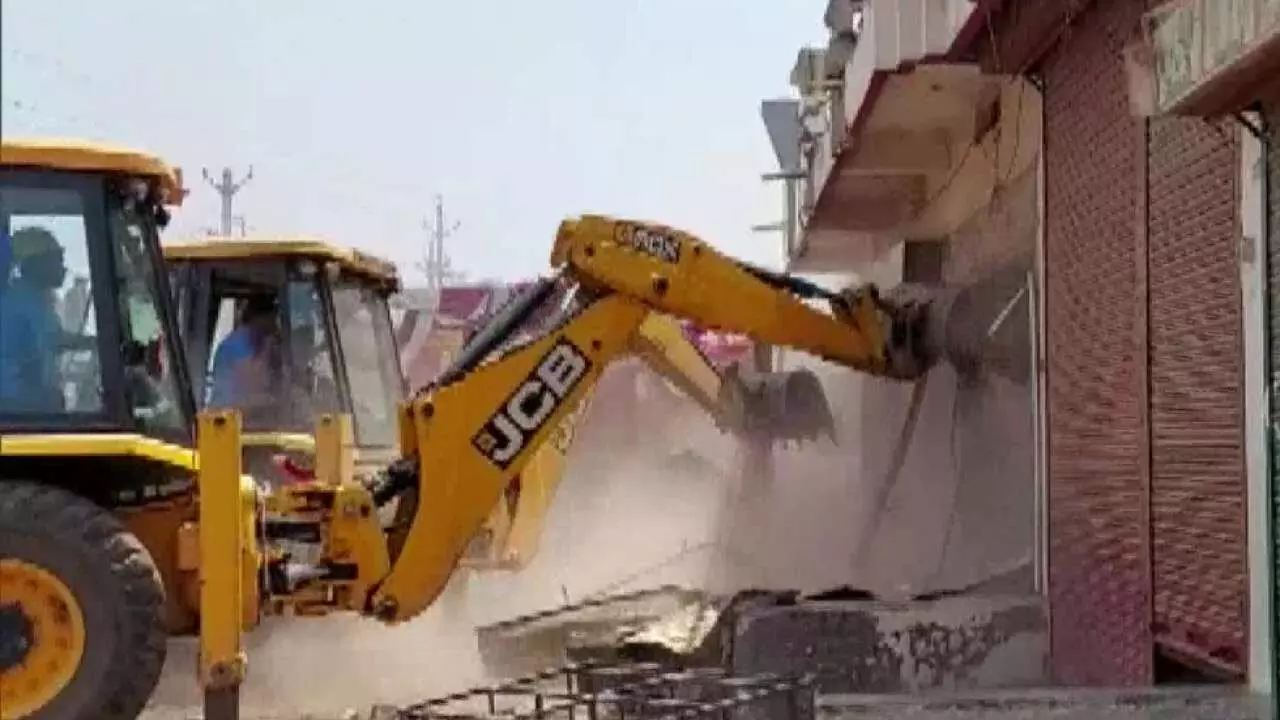 ഖർഗോൻ സംഘർഷം; ഇടിച്ചുനിരത്തിയത് മുസ്ലിംകളുടെ വീടുകൾ ഖർഗോൻ സംഘർഷം; ഇടിച്ചുനിരത്തിയത് മുസ്ലിംകളുടെ വീടുകൾ