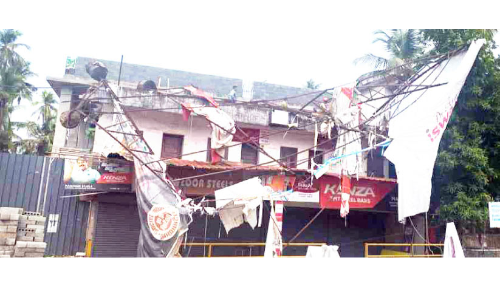 അപകടഭീഷണി ഉയർത്തി പരസ്യ ബോർഡുകൾ