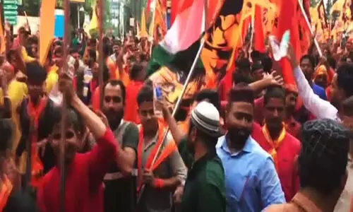 രാമനവമി ഘോഷയാത്രക്കാർക്ക് വെള്ളകുപ്പികൾ വിതരണം ചെയ്ത് സിലിഗുരിയിലെ മുസ്ലിം യുവാക്കൾ