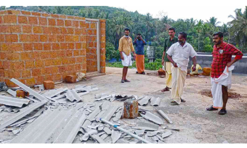 മുഴക്കുന്നിൽ കാറ്റിൽ വ്യാപക നാശം; ഇടി മിന്നലിൽ വീട്ടമ്മക്ക് പരിക്ക്