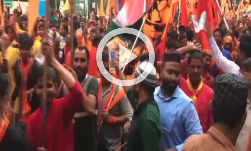 രാമനവമി ഘോഷയാത്രക്കാർക്ക് വെള്ളകുപ്പികൾ വിതരണം ചെയ്ത് മുസ്ലിം യുവാക്കൾ