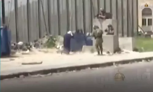 നെഞ്ചുപൊട്ടും ഇതു ​കണ്ടാൽ; പൊതു നിരത്തിൽ ഫലസ്തീൻ വനിതയെ ഇസ്രായേലി സൈന്യം വെടിവെച്ചുകൊല്ലുന്ന വിഡിയോ പുറത്ത്