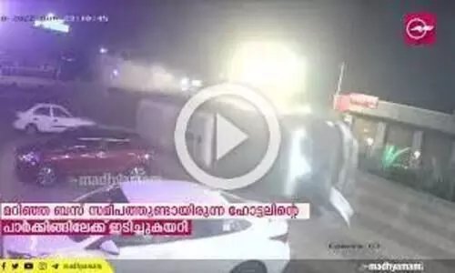 കാറിടിച്ച് ആഡംബര ടൂറിസ്റ്റ് ബസ് മറിയുന്നതിന്റെ സി.സി.ടി.വി ദൃശ്യങ്ങൾ