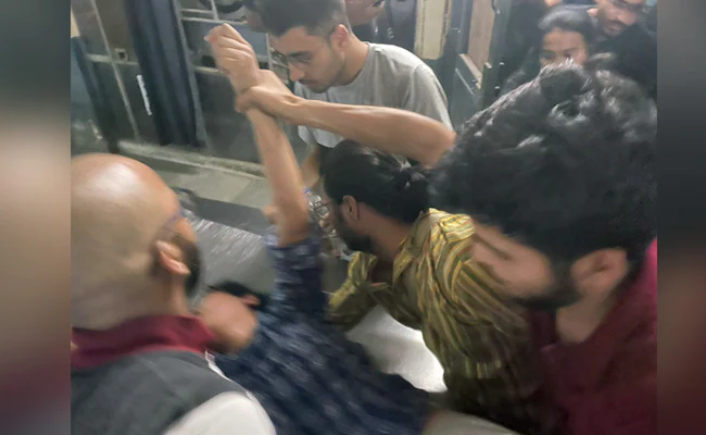 ജെ.എൻ.യുവിൽ കോഴിയിറച്ചി തടഞ്ഞ്​ അഴിഞ്ഞാടി എ.ബി.വി.പി പ്രവർത്തകർ