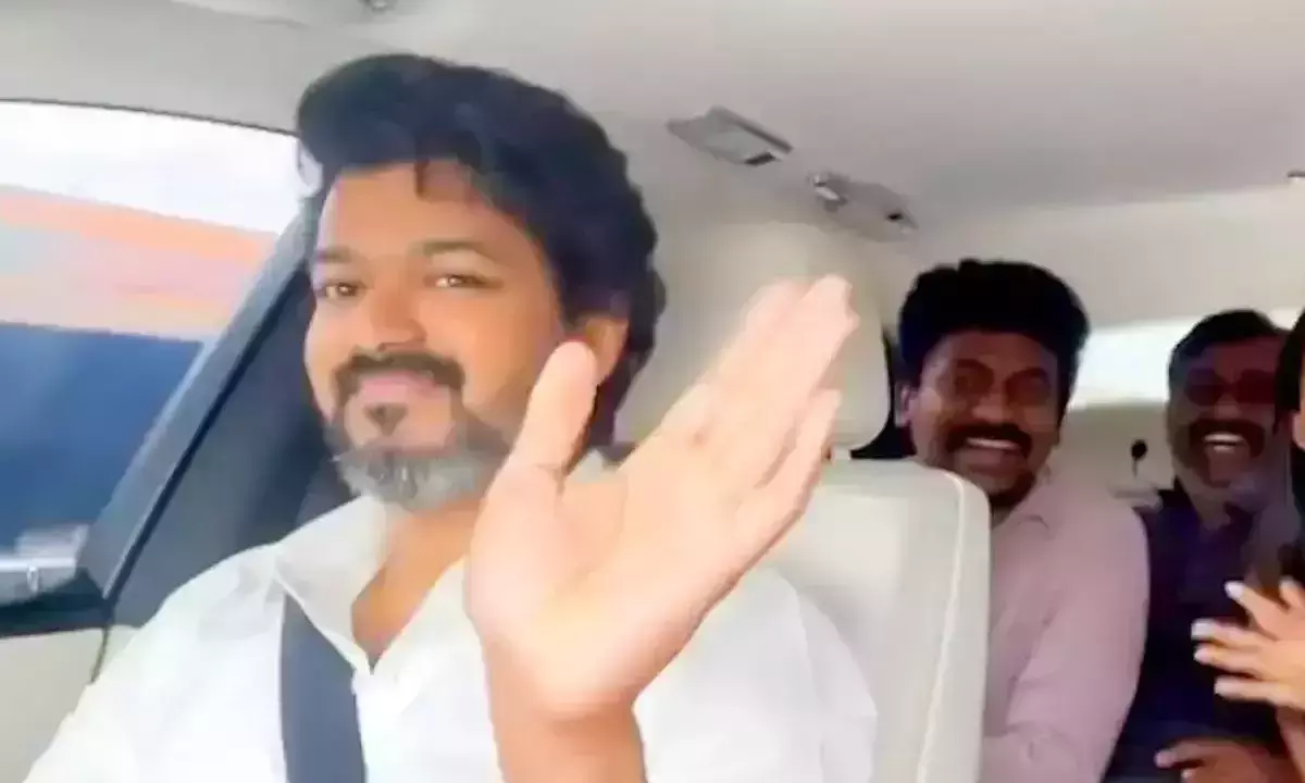 ബീസ്റ്റ് താരങ്ങളോടൊപ്പം റോള്‍സ് റോയിസ് ഓടിച്ച് വിജയ്