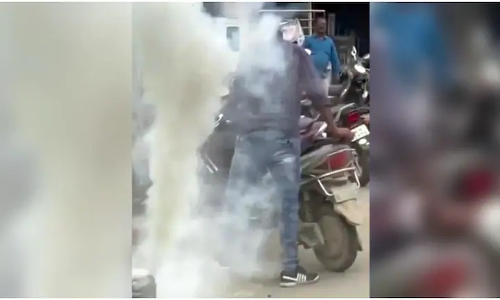 നിർത്തിയിട്ട ഇലക്ട്രിക് സ്കൂട്ടറിൽനിന്ന് കനത്ത പുക; മൂന്നാഴ്ചയ്ക്കിടെ നാലാമത്തെ സംഭവം നിർത്തിയിട്ട ഇലക്ട്രിക് സ്കൂട്ടറിൽനിന്ന് കനത്ത പുക; മൂന്നാഴ്ചയ്ക്കിടെ നാലാമത്തെ സംഭവം