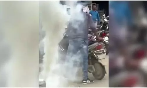 നിർത്തിയിട്ട ഇലക്ട്രിക് സ്കൂട്ടറിൽനിന്ന് കനത്ത പുക; മൂന്നാഴ്ചയ്ക്കിടെ നാലാമത്തെ സംഭവം