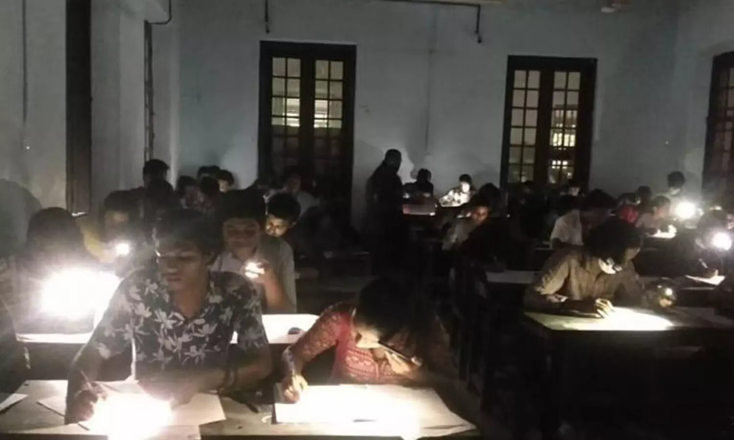 മഹാരാജാസിൽ മൊബൈല്‍ ഫോൺ വെളിച്ചത്തിലെഴുതിയ പരീക്ഷ റദ്ദാക്കി