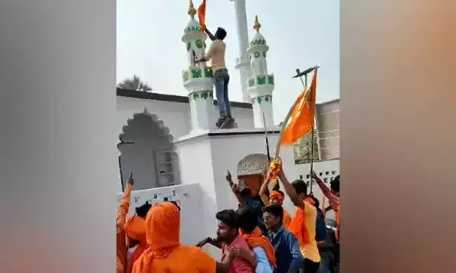 രാമനവമി ദിനത്തിൽ ബീഹാറിലെ മസ്ജിദ് മിനാരത്തിൽ കാവി പതാക നാട്ടി രാമനവമി ദിനത്തിൽ ബീഹാറിലെ മസ്ജിദ് മിനാരത്തിൽ കാവി പതാക നാട്ടി