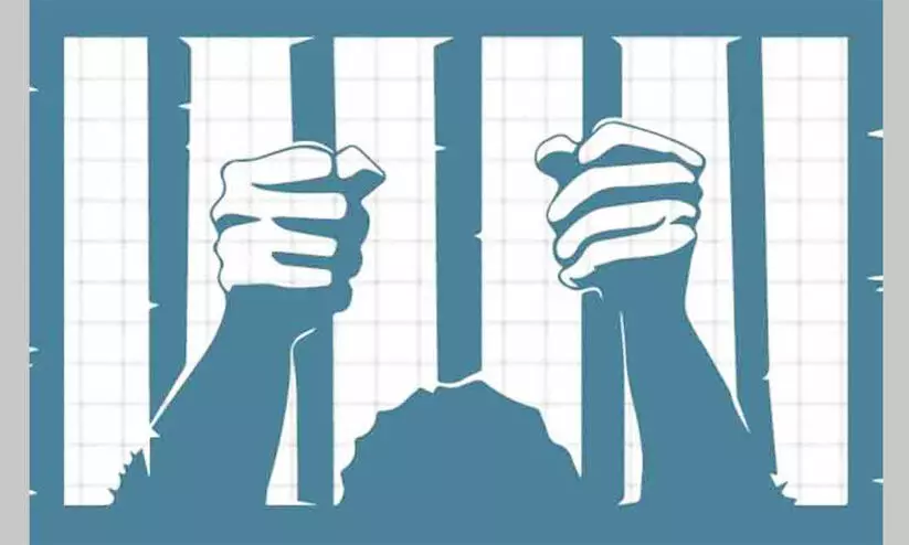 ഈങ്ങാപ്പുഴയിൽ കടയുടെ ഷട്ടർ തകർത്ത് മോഷണം ഈങ്ങാപ്പുഴയിൽ കടയുടെ ഷട്ടർ തകർത്ത് മോഷണം