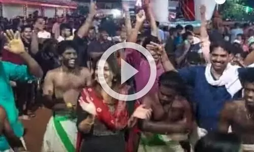 അനുശ്രീ ആറാടുകയാണ്; വൈറലായി താരത്തിന്റെ ഉത്സവപ്പറമ്പിലെ ഡാൻസ്