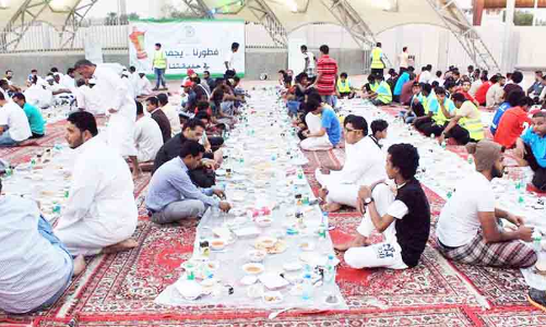 വിദേശികൾക്ക് ഇഫ്താർ ഒരുക്കി സ്വദേശികളുടെ വിരുന്ന്