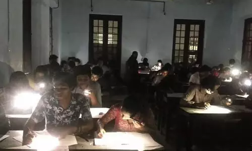 മഹാരാജാസിൽ മൊബൈല്‍ ഫോൺ വെളിച്ചത്തിലെഴുതിയ പരീക്ഷ റദ്ദാക്കി