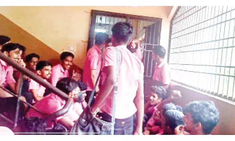 കൂട്ടത്തോൽവി; കെ.എം.സി.ടി പോളിടെക്നിക്കിൽ ഉപരോധ സമരം കൂട്ടത്തോൽവി; കെ.എം.സി.ടി പോളിടെക്നിക്കിൽ ഉപരോധ സമരം