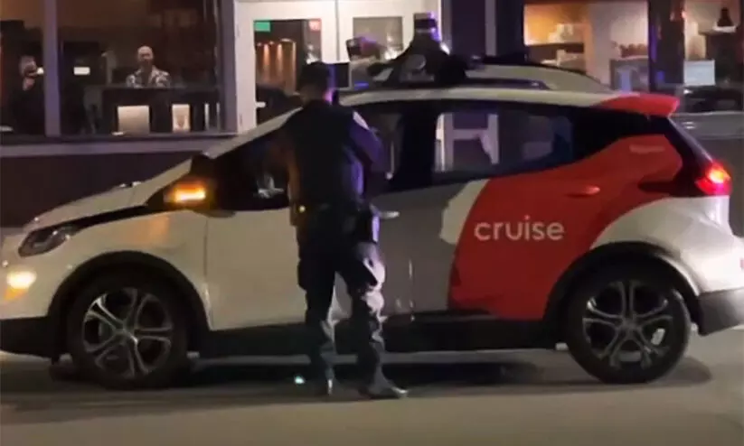 വിശ്വസിക്കാന് പ്രയാസം തോന്നാം; സാന് ഫ്രാൻസിസ്കോയിൽ ഡ്രൈവറില്ലാത്ത കാർ തടഞ്ഞു നിർത്തി പൊലീസ്, വിഡിയോ വിശ്വസിക്കാന് പ്രയാസം തോന്നാം; സാന് ഫ്രാൻസിസ്കോയിൽ ഡ്രൈവറില്ലാത്ത കാർ തടഞ്ഞു നിർത്തി പൊലീസ്, വിഡിയോ