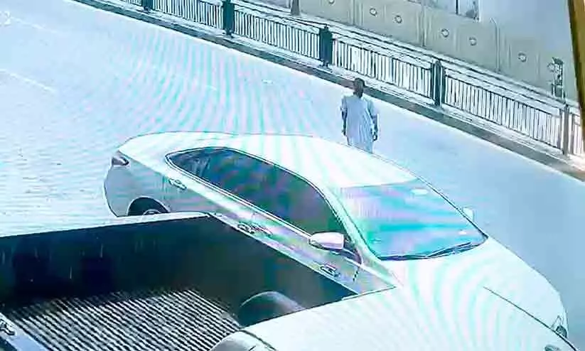 സ്റ്റാർട്ടിങ്ങിൽ നിർത്തിയിരുന്ന കാർ മോഷണം പോയി സ്റ്റാർട്ടിങ്ങിൽ നിർത്തിയിരുന്ന കാർ മോഷണം പോയി