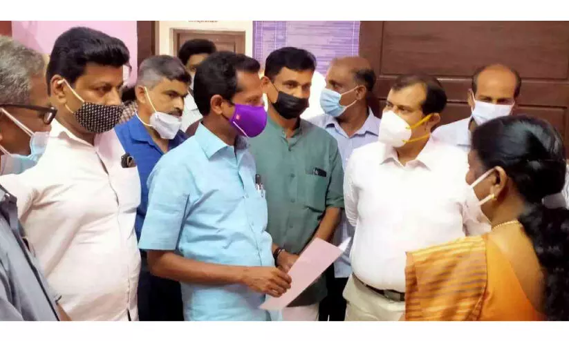 കോടതി മാറ്റി സ്ഥാപിക്കൽ; ജില്ല ജഡ്ജി നഗരസഭ കാര്യാലയം സന്ദർശിച്ചു