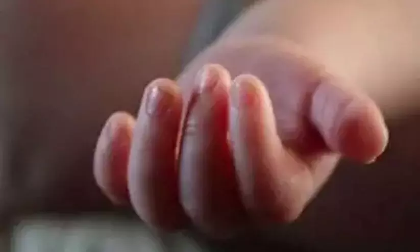 ബീൻസ് വിത്ത് തൊണ്ടയിൽ കുടുങ്ങി ബാലികക്ക് ദാരുണാന്ത്യം ബീൻസ് വിത്ത് തൊണ്ടയിൽ കുടുങ്ങി ബാലികക്ക് ദാരുണാന്ത്യം