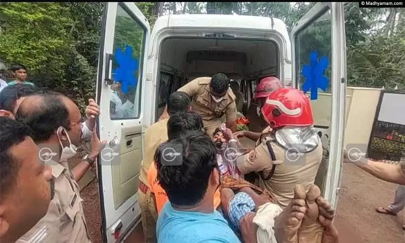 പിതാവിന്‍റെ കത്തിമുനയിൽ കൈക്കുഞ്ഞ്; അതിസാഹസികമായി കുഞ്ഞിനെ രക്ഷിച്ച് പൊലീസും ഫയർഫോഴ്സും