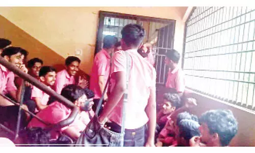 കൂട്ടത്തോൽവി; കെ.എം.സി.ടി പോളിടെക്നിക്കിൽ ഉപരോധ സമരം