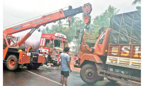ടാങ്കറും ചരക്കുലോറിയും കൂട്ടിയിടിച്ചു; ദുരന്തം ഒഴിവായി