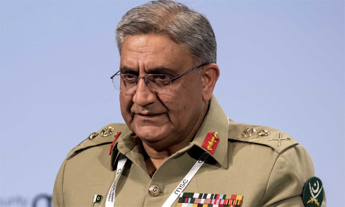 പാക് സൈനിക മേധാവിയെ വിമർശിച്ചതിന് ഇംറാൻ ഖാന്റെ പാർട്ടി പ്രവർത്തകർ അറസ്റ്റിൽ