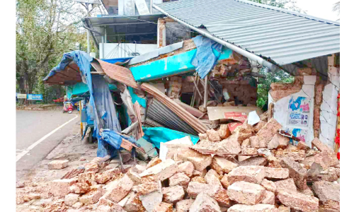 ടാങ്കർ ലോറി കടയിലേക്ക് ഇടിച്ചുകയറി കെട്ടിടം തകർന്നു