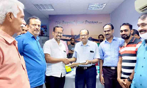 മൂന്നുപതിറ്റാണ്ടിലെ പ്രവാസത്തിന് വിരാമം; മണി നെല്ലിക്കൻ നാടണയുന്നു