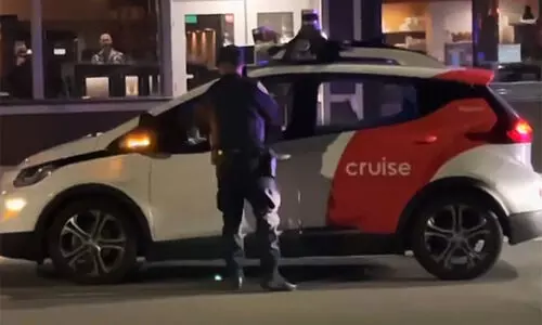 വിശ്വസിക്കാന്‍ പ്രയാസം തോന്നാം; സാന്‍ ഫ്രാൻസിസ്കോയിൽ ഡ്രൈവറില്ലാത്ത കാർ തടഞ്ഞു നിർത്തി പൊലീസ്, വിഡിയോ