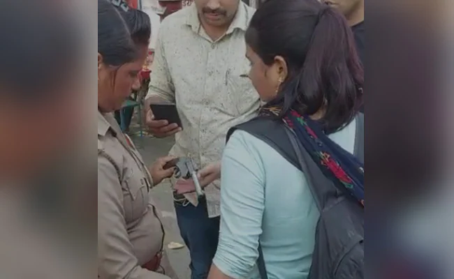 യു.പിയിൽ നാടൻതോക്കുമായി അധ്യാപിക അറസ്റ്റിൽ -വിഡിയോ