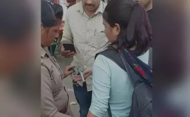 യു.പിയിൽ നാടൻതോക്കുമായി അധ്യാപിക അറസ്റ്റിൽ -വിഡിയോ