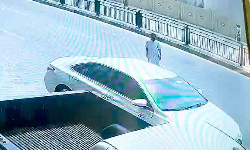 സ്റ്റാർട്ടിങ്ങിൽ നിർത്തിയിരുന്ന കാർ മോഷണം പോയി