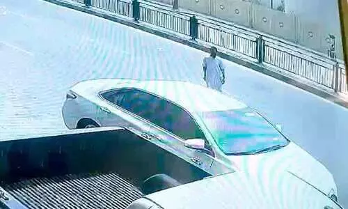 സ്റ്റാർട്ടിങ്ങിൽ നിർത്തിയിരുന്ന കാർ മോഷണം പോയി