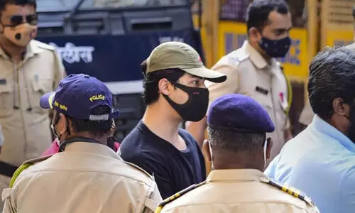 ആര്യൻ ഖാൻ മയക്കുമരുന്ന് കേസ്; അന്വേഷണ സംഘത്തിലെ രണ്ടു ഉദ്യോഗസ്ഥർക്ക് സസ്പെൻഷൻ