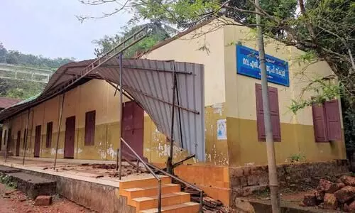കോഴിക്കോട് സർക്കാർ സ്കൂളിന്‍റെ മേൽക്കൂര തകർന്നു വീണു; ഒഴിവായത് വൻ അപകടം