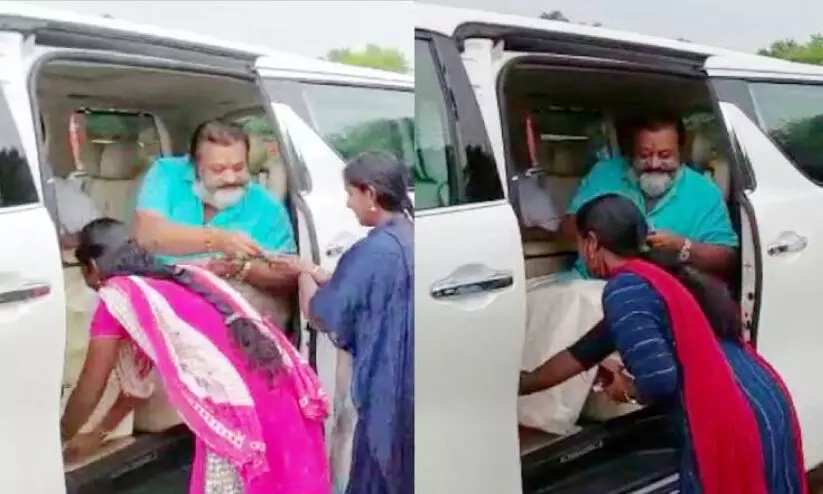 കാറിലിരുന്നു വിഷുക്കൈനീട്ട വിതരണം; പിന്നെ കാലുപിടിത്തം; സുരേഷ് ഗോപിക്കെതിരെ വിമർശനം