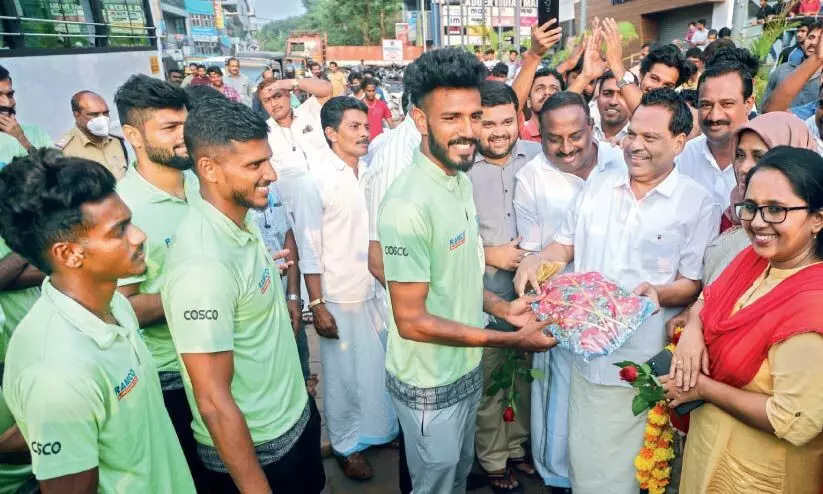 സ​സ​ന്തോ​ഷം വ​ര​വേ​ൽ​പ്