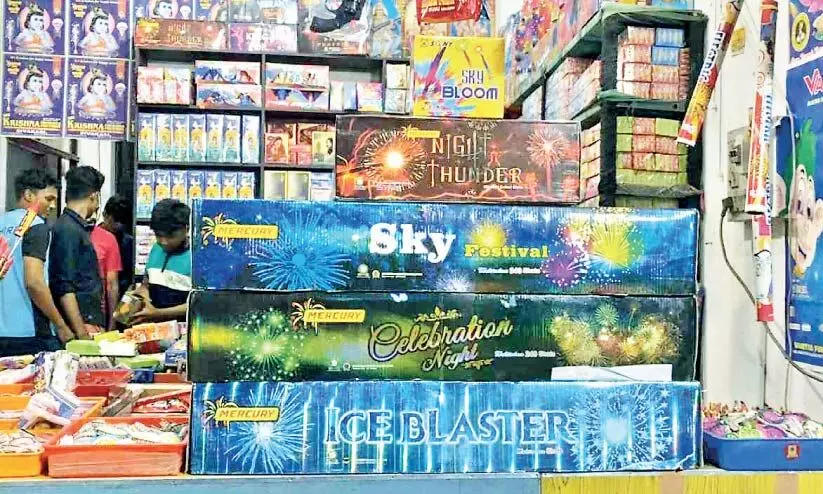 പടക്ക വിപണിയിൽ ആവേശപ്പൂത്തിരി