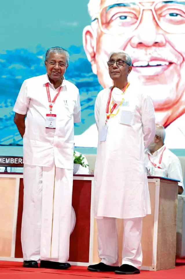പിണറായി വിജയൻ പാർട്ടി കോൺഗ്രസ് വേദിയിൽ ത്രിപുര മുൻ മുഖ്യമന്ത്രി മാണിക് സർക്കാറിെനാപ്പം പിണറായി വിജയൻ പാർട്ടി കോൺഗ്രസ് വേദിയിൽ ത്രിപുര മുൻ മുഖ്യമന്ത്രി മാണിക് സർക്കാറിെനാപ്പം