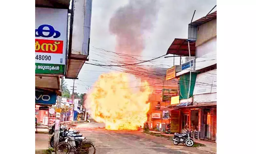 കോടാലിയിൽ പാചകവാതക സിലിണ്ടറുകള്‍ പൊട്ടിത്തെറിച്ചു; നാല് സ്ഥാപനങ്ങൾ കത്തിനശിച്ചു