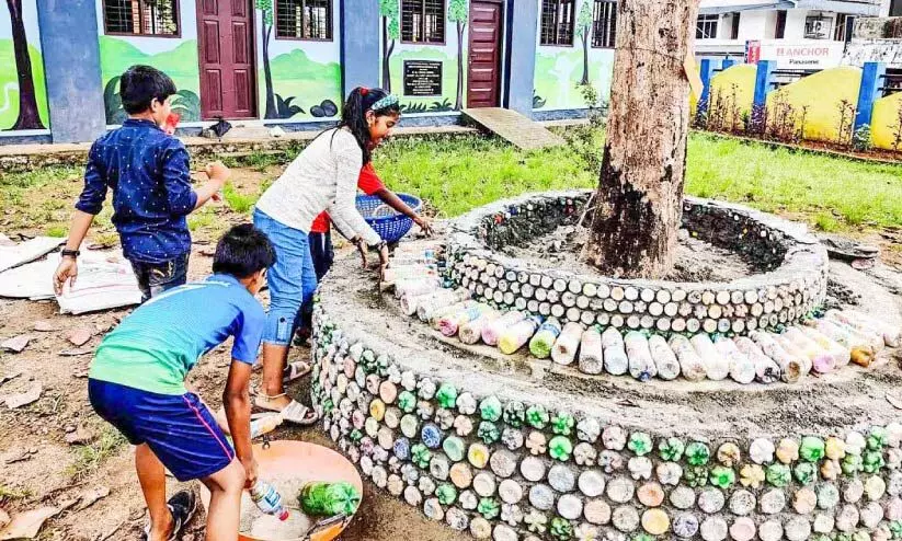 പ്ലാസ്റ്റിക് മാലിന്യം കുപ്പിയിലാക്കി ഇരിപ്പിടങ്ങൾ തീർത്ത് കുട്ടികൾ പ്ലാസ്റ്റിക് മാലിന്യം കുപ്പിയിലാക്കി ഇരിപ്പിടങ്ങൾ തീർത്ത് കുട്ടികൾ