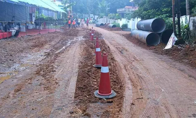 കിൻഫ്ര കുടിവെള്ള പദ്ധതിക്ക് പൈപ്പിടൽ ആരംഭിച്ചു ; റോഡ് താഴുന്നതിൽ ആശങ്കയറിയിച്ച് നാട്ടുകാർ കിൻഫ്ര കുടിവെള്ള പദ്ധതിക്ക് പൈപ്പിടൽ ആരംഭിച്ചു ; റോഡ് താഴുന്നതിൽ ആശങ്കയറിയിച്ച് നാട്ടുകാർ